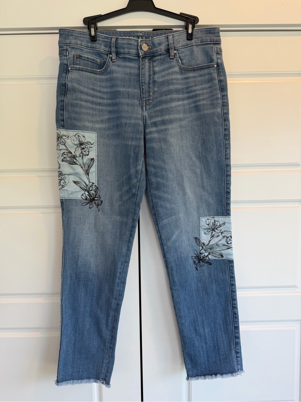 WHBM Floral Patchwork Girlfriend Jeans 10 Everyday Soft Cottagecore Raw Hem Mid